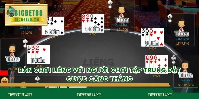Bàn chơi Liêng với người chơi tập trung đặt cược căng thẳng