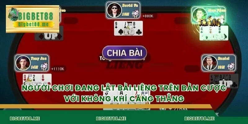 Người chơi đang lật bài Liêng trên bàn cược với không khí căng thẳng